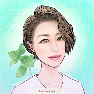 ゆるいパーマのかかったショートヘアーの女性とハーブの背景
